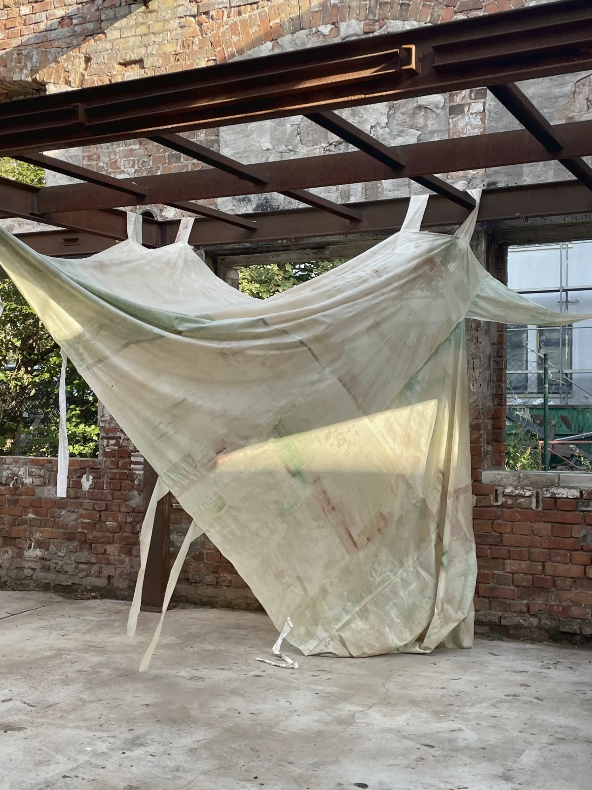 hold me [212/439 cm] - textile remnants stiffened with bone glue - coloured with mineral pigments and coated with tung oil - zoe bilgeri/ 2024/ leipzig