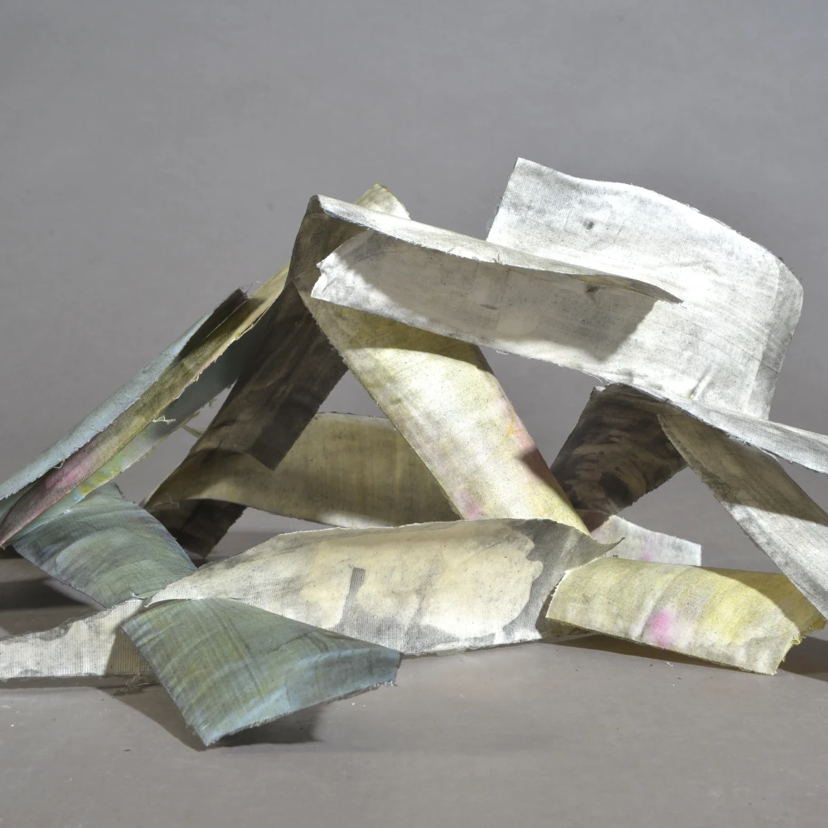 wachsmann_the second [142/42/39 cm] textile remnants stiffened with flour paste - colored with self-produced pigments - zoe bilgeri/ 2024/ weimar