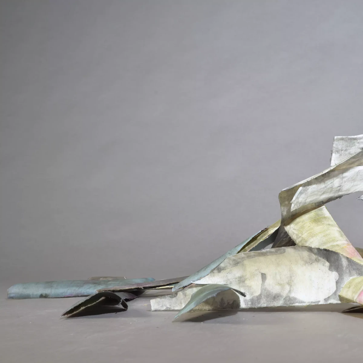 wachsmann_the second [142/42/39 cm] textile remnants stiffened with flour paste - colored with self-produced pigments - zoe bilgeri/ 2024/ weimar