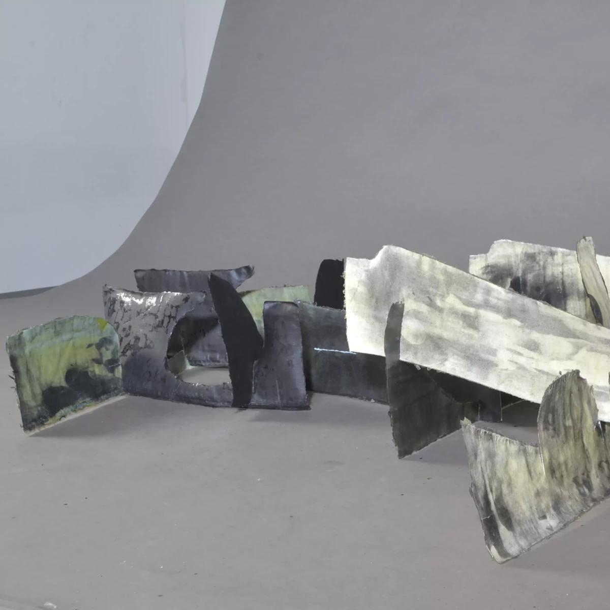 wachsmann_the first [143/67/53 cm] textile remnants stiffened with flour paste - colored with self-produced pigments - zoe bilgeri/ 2024/ weimar